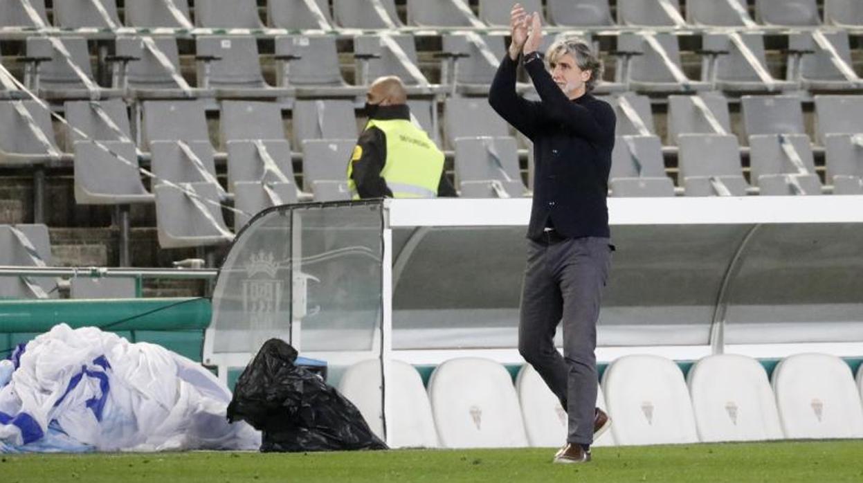 Pablo Alfaro aplaude en el partido ante el Getafe