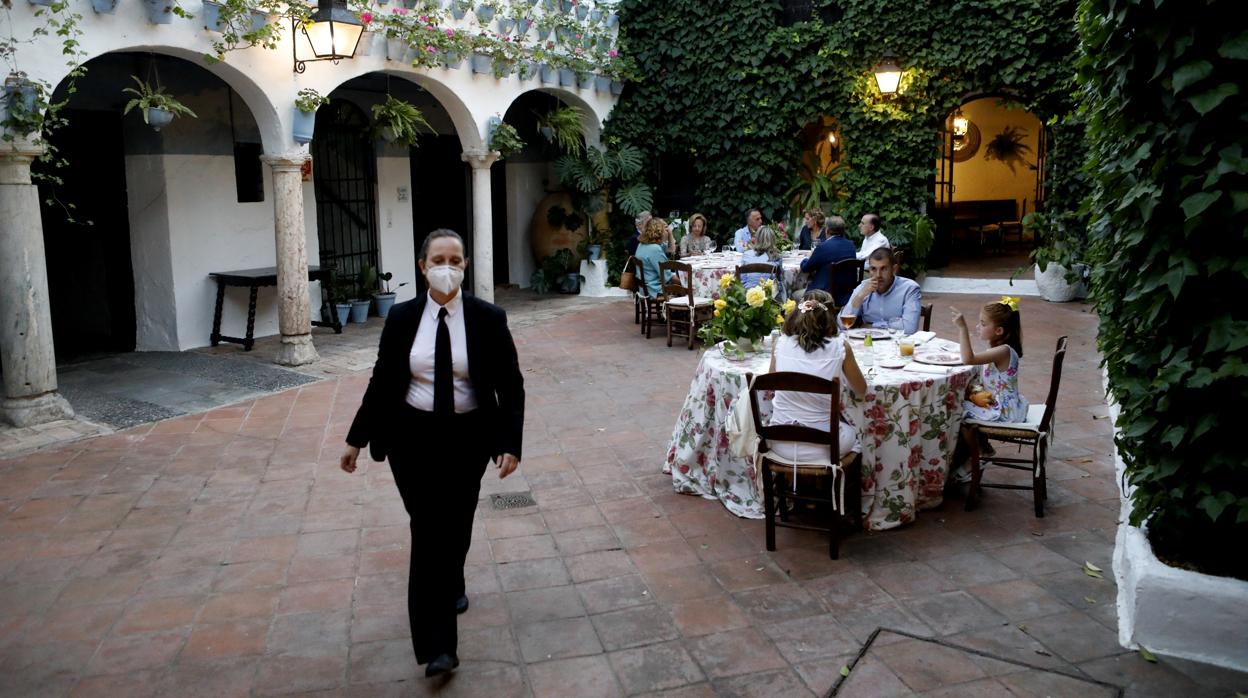 Uno de los patios interiores de Bodegas Campos convertido en espacio para clientes