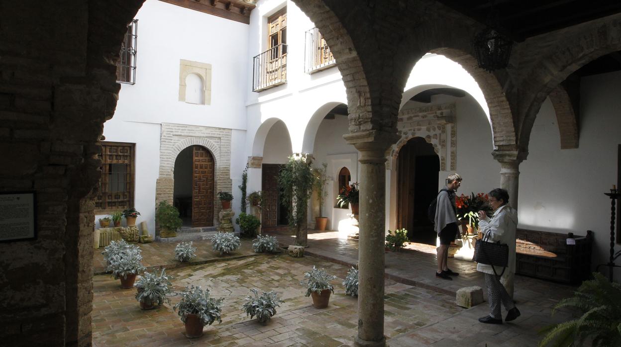 Visitantes en el interior de la Casa de las Cabezas en Córdoba
