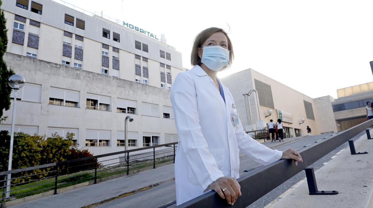 La gerente del hospital Reina Sofía de Córdoba, Valle García, a la entrada del centro sanitario