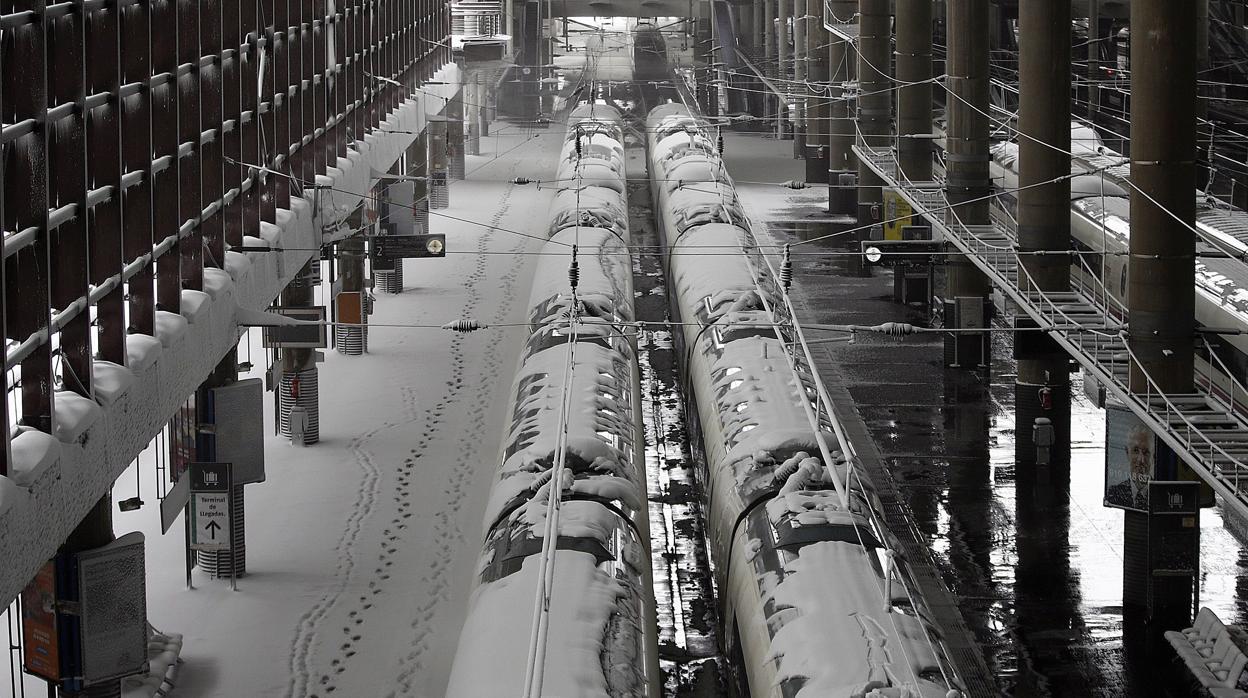 La estación de Atocha de Madrid ha amanecido así este sábado