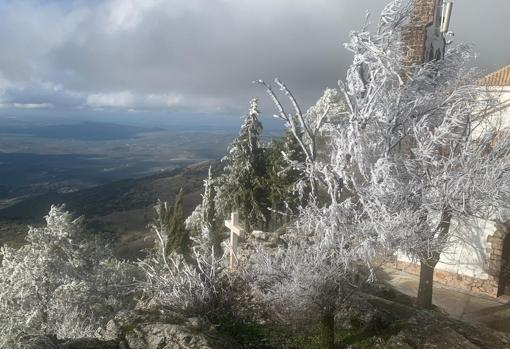 Alrededores del Santuario de la Virgen de la Sierra tintados de blanco este sábado