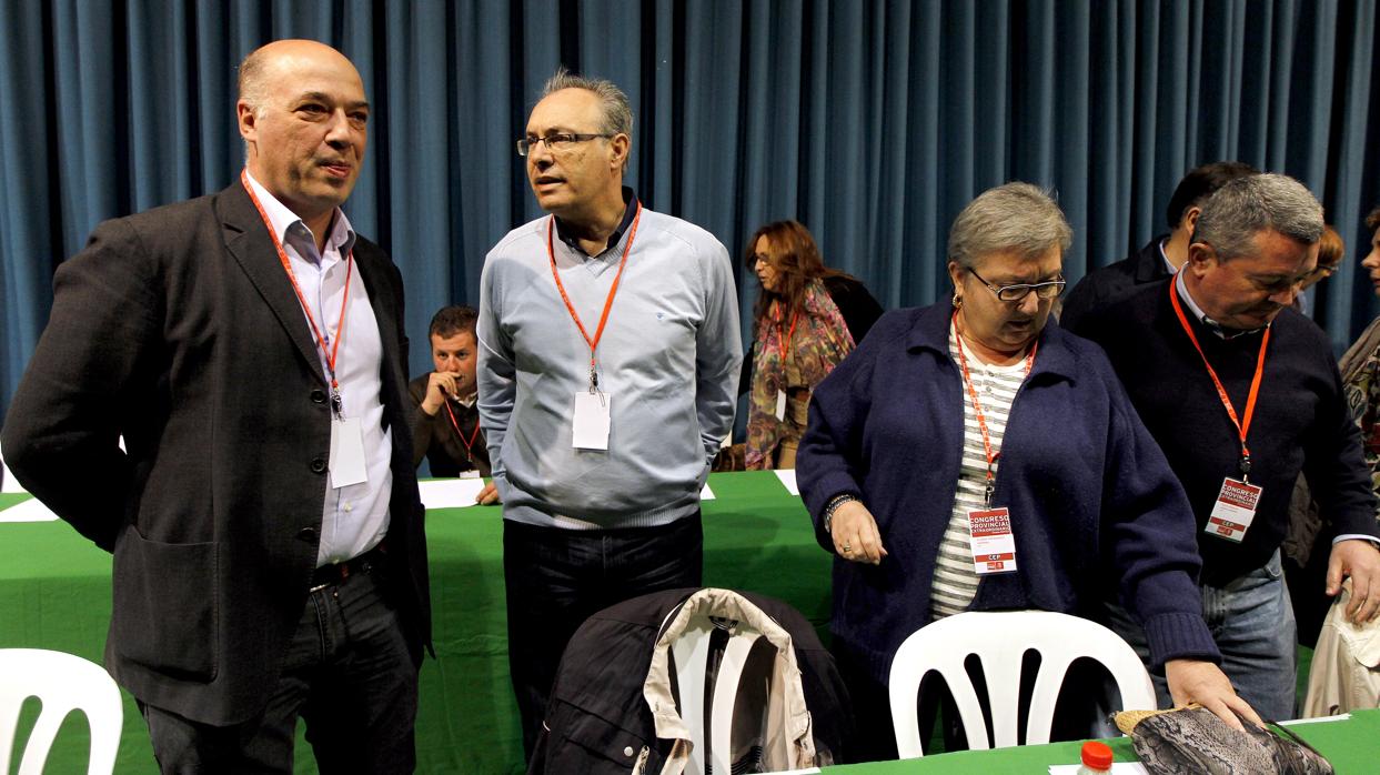 El actual líder provincial del PSOE charla con su antecesor, antes del inicio de un cónclave socialista