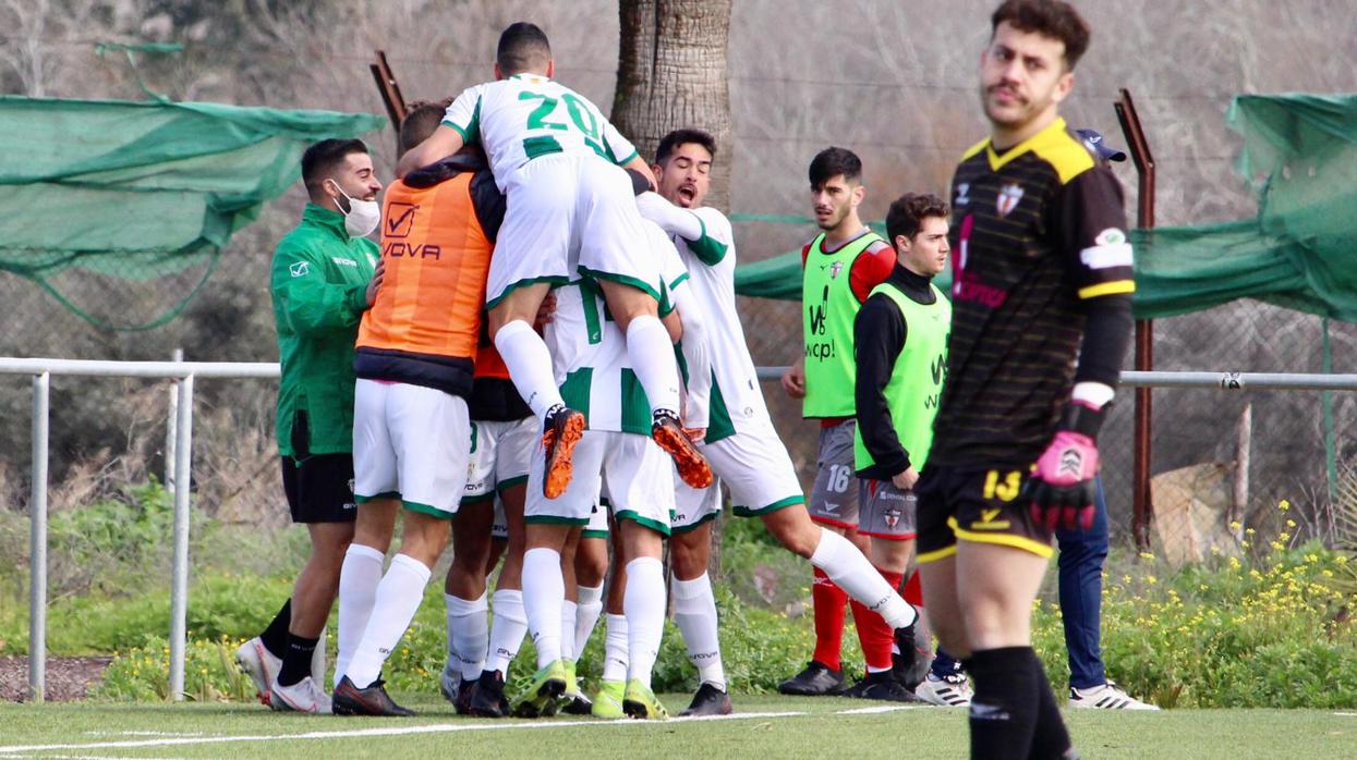 Los jugadores del Córdoba B celebran un gol en el partido ante el Pozoblanco en la Ciudad Deportiva