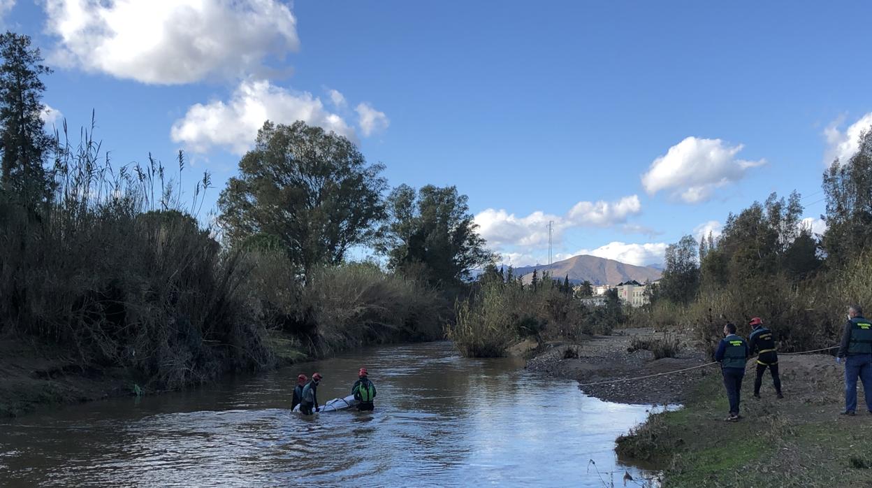 Los buzos de la Guardia Civil rescatando uno de los cadáveres de Mijas