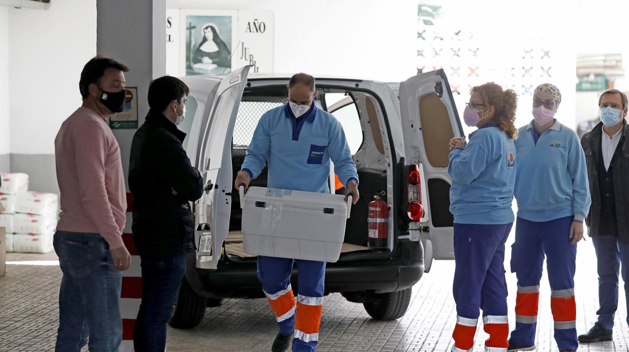 Un sanitario transporta un contenedor con vacunas en Córdoba