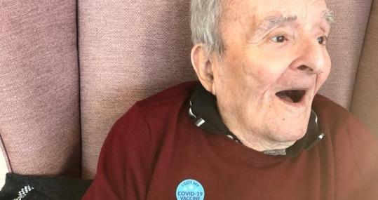 Robert Durrell, de 93 años, el primero en recibir la vacuna de Pfizer en Gibraltar