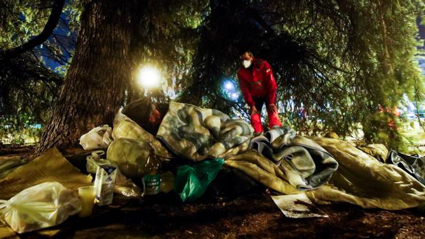 Una noche con la Cruz Roja de Córdoba: comida, mantas y charla, el cobijo de las personas sin hogar