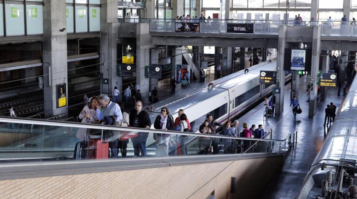 Viajeros en la estación de Córdoba en una imagen anterior a la pandemia