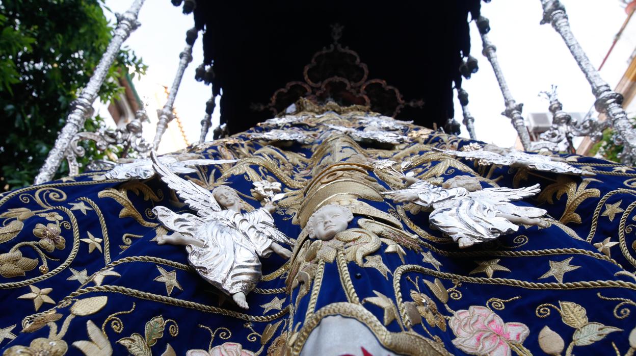Manto de Nuestra Señora Reina de los Ángeles en Córdoba