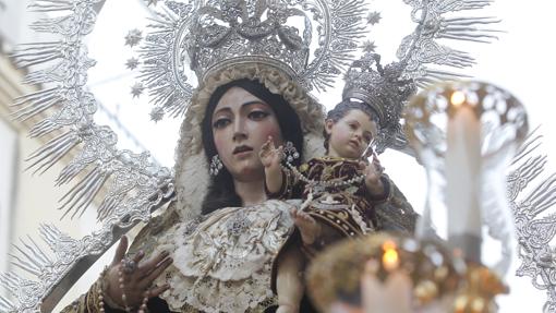 La Virgen de los Ángeles de gloria, durante su procesión