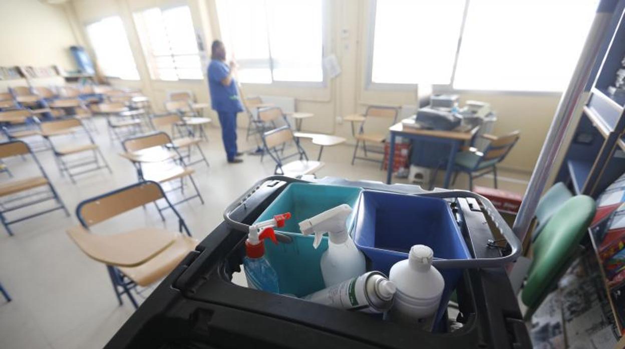 En primer plano, un niño con las piernas tapadas en un colegio de Puente Genil