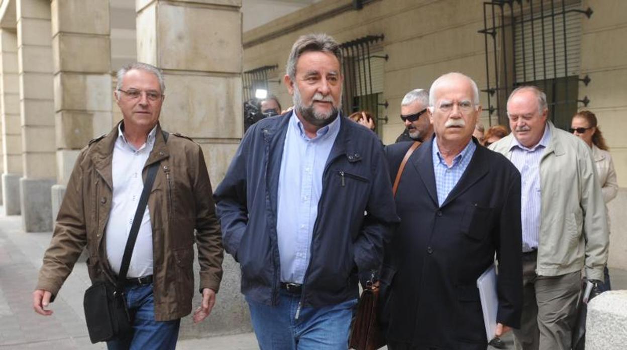 El exsecretario general de UGT Andalucía Francisco Fernández Sevilla (centro) sale del juzgado en 2014