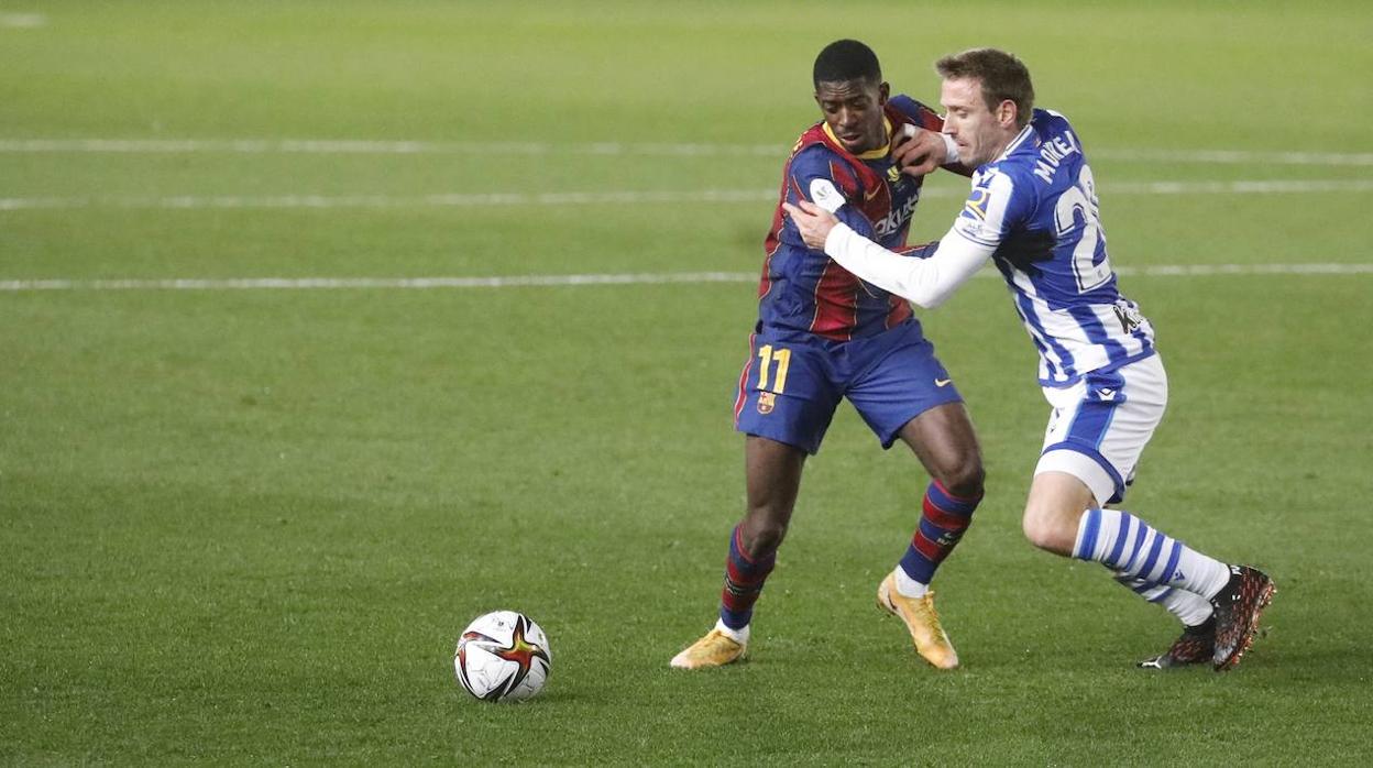 Dembelé con Monreal en una acción del Barcelona - Real Sociedad de este miércoles en El Arcángel de Córdoba