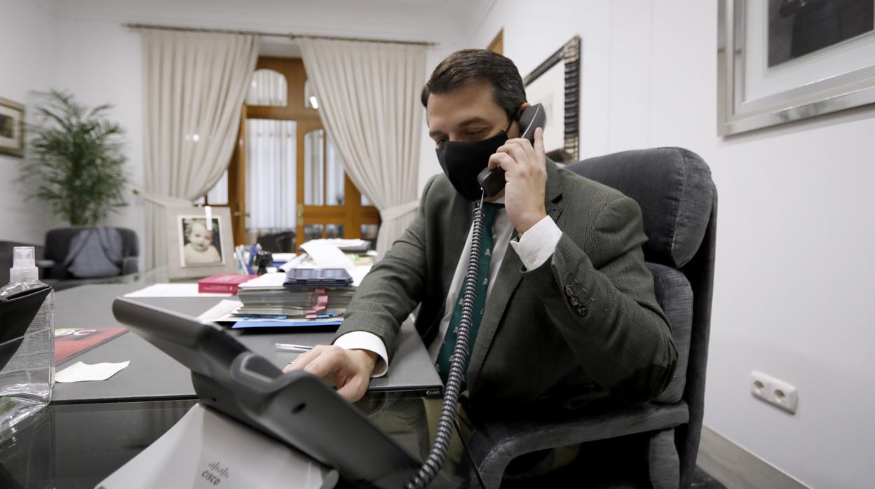 Bellido en su despacho de Alcaldía en el Ayuntamiento de Córdoba durante una entrevista con ABC