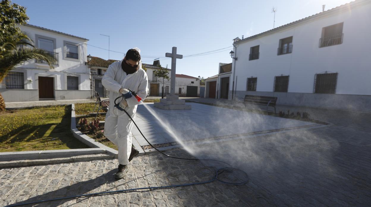 Tareas de desinfección en Añora este lunes, su primer día de confinamiento