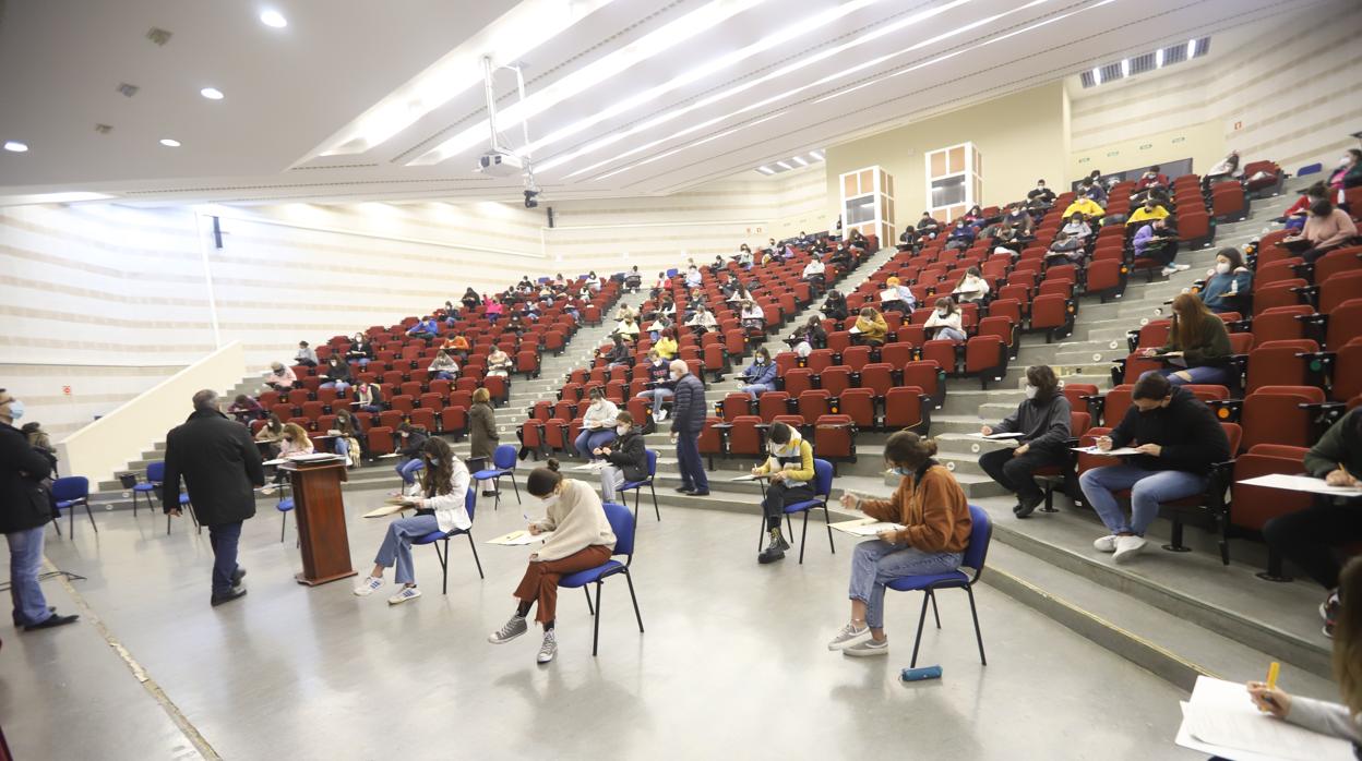 Aula del campus universitario de la UCO en Rabanales con una prueba presencial