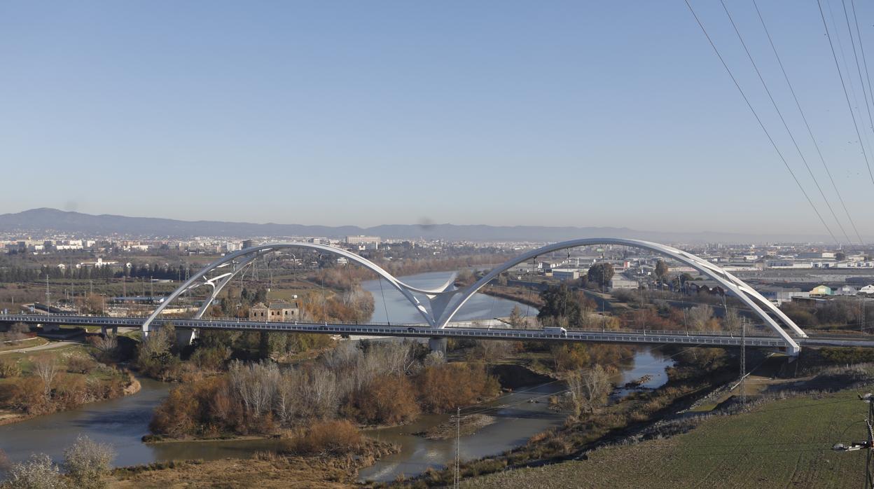 Panorámica del puente Ibn Firnás de Córdoba con la ciudad al fondo