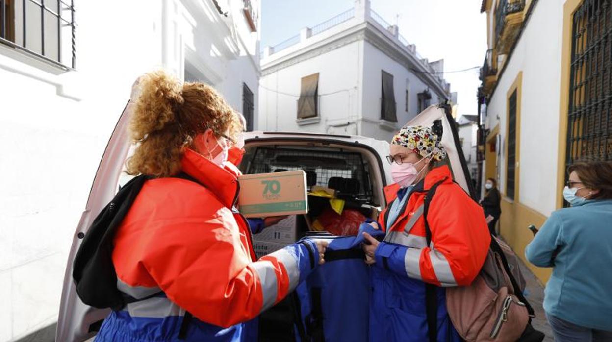 Profesionales del SAS llevan vacunas a una residencia