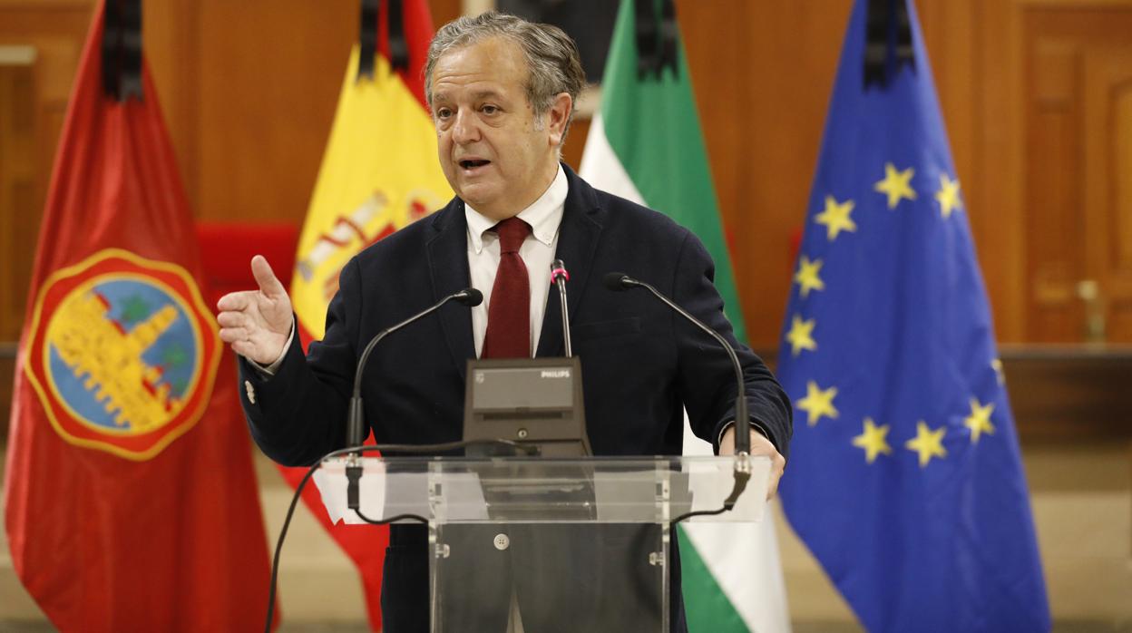 El edil de Hacienda, Salvador Fuentes (PP), durante una rueda de prensa