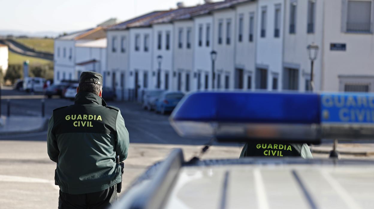 Un agente de la Guardia Civil vigila la entrada en Añora esta semana