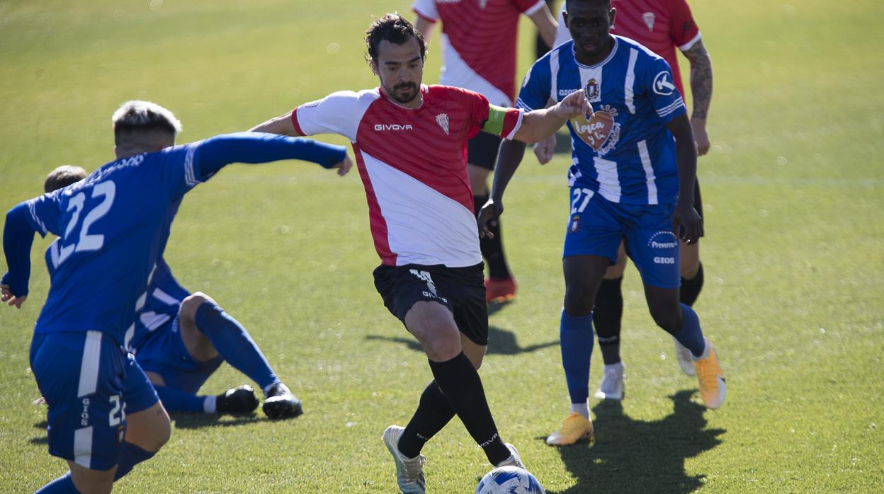 Miguel De las Cuevas en un lance del partido ante el Lorca