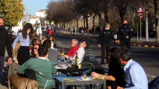 Nuevas medidas Covid | Alegría en las terrazas de Córdoba y calma en el cierre de decenas de pueblos