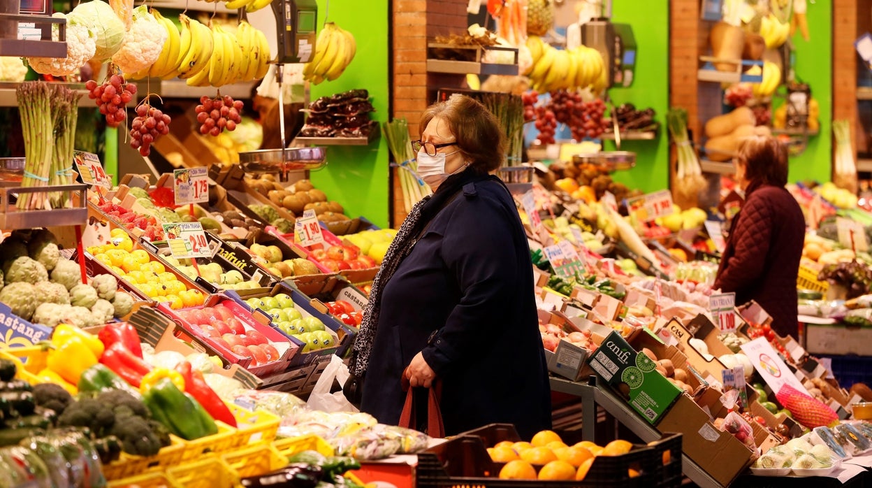 Los supermercados y superficies de venta de productos de primera necesidad estarán abiertos más allá de las 18.00 horas