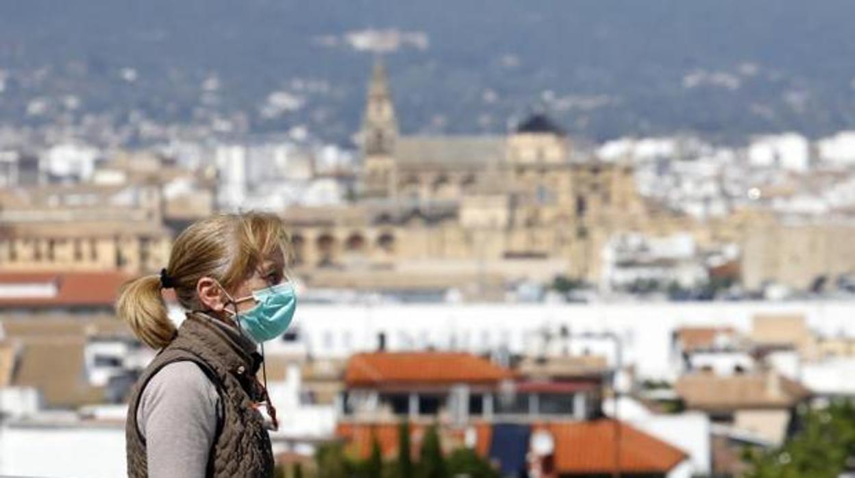 Una mujer con mascarilla pasea por Córdoba en una imagen de archivo