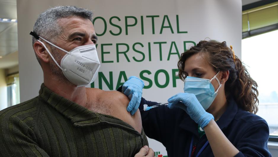Vacuna Covid | Sanitarios del Reina Sofía de Córdoba, tras la segunda dosis: «Es el arma para esta guerra»