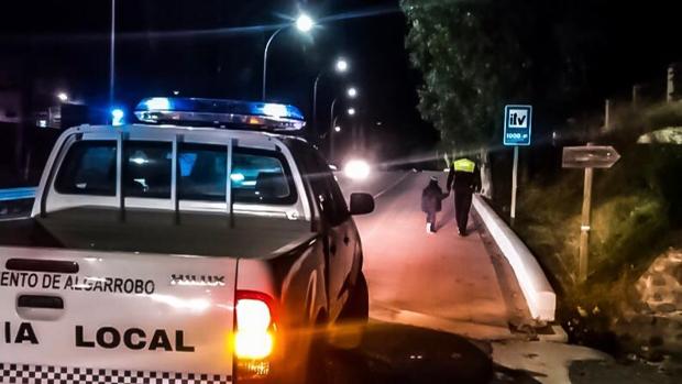 Encuentran a un niño de cuatro años caminando por el arcén de una carretera en Málaga en plena noche