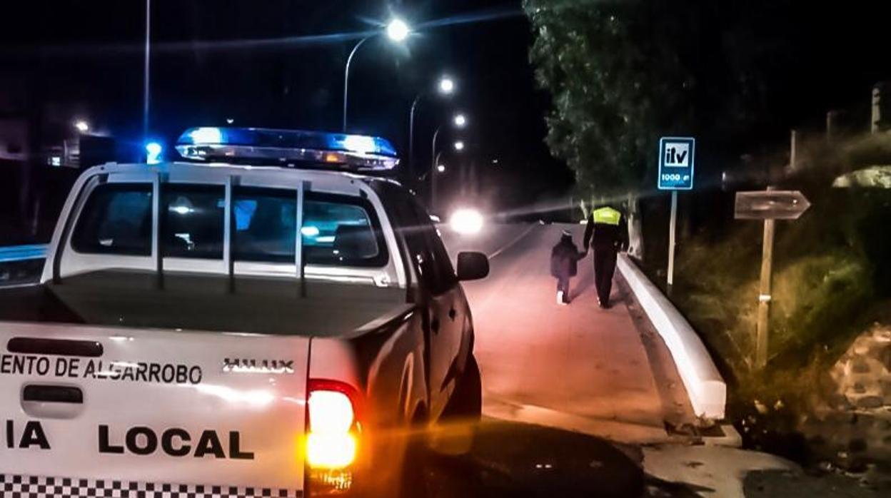 Encuentran a un niño de cuatro años caminando por el arcén de una carretera en Málaga en plena noche