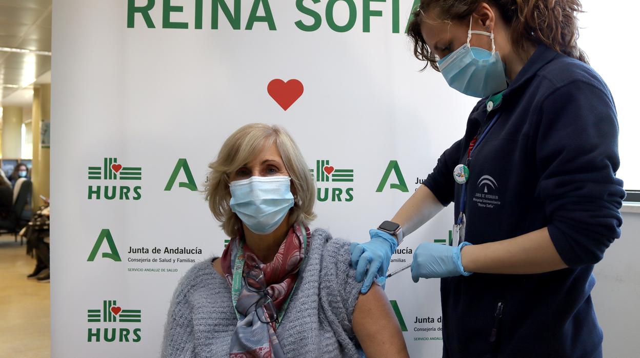 Una profesional sanitaria vacunándose este lunes, 18 de enero, en el Reina Sofía de Córdoba