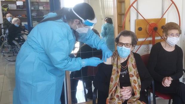 Salud notifica 433 contagios más y se mantiene la cifra de pueblos con incidencia superior a 500 casos