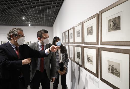 El presidente de la Fundación Cajasol, el alcalde de Córdoba y la comisaria de la muestra observan los grabados