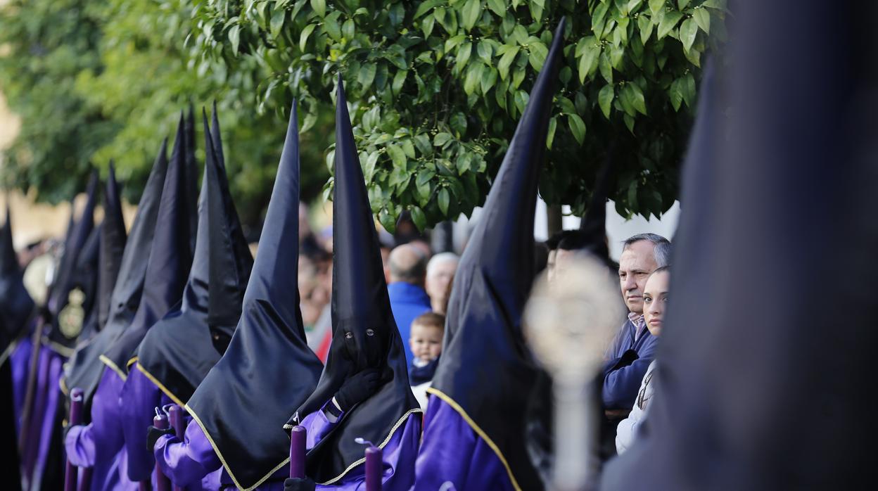 Nazarenos de la Hermandad del Caído, durante el Jueves Santo de 2018