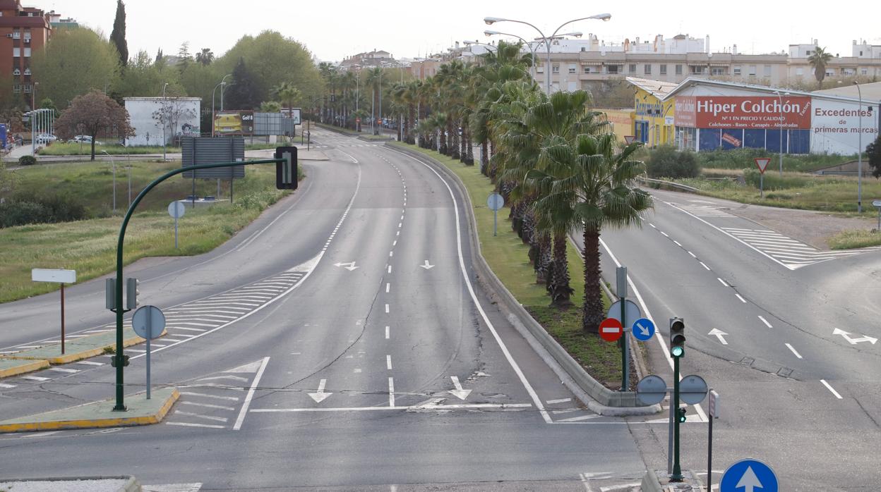 Cruce de avenida de Libia y Carlos III vacío durante la pandemia