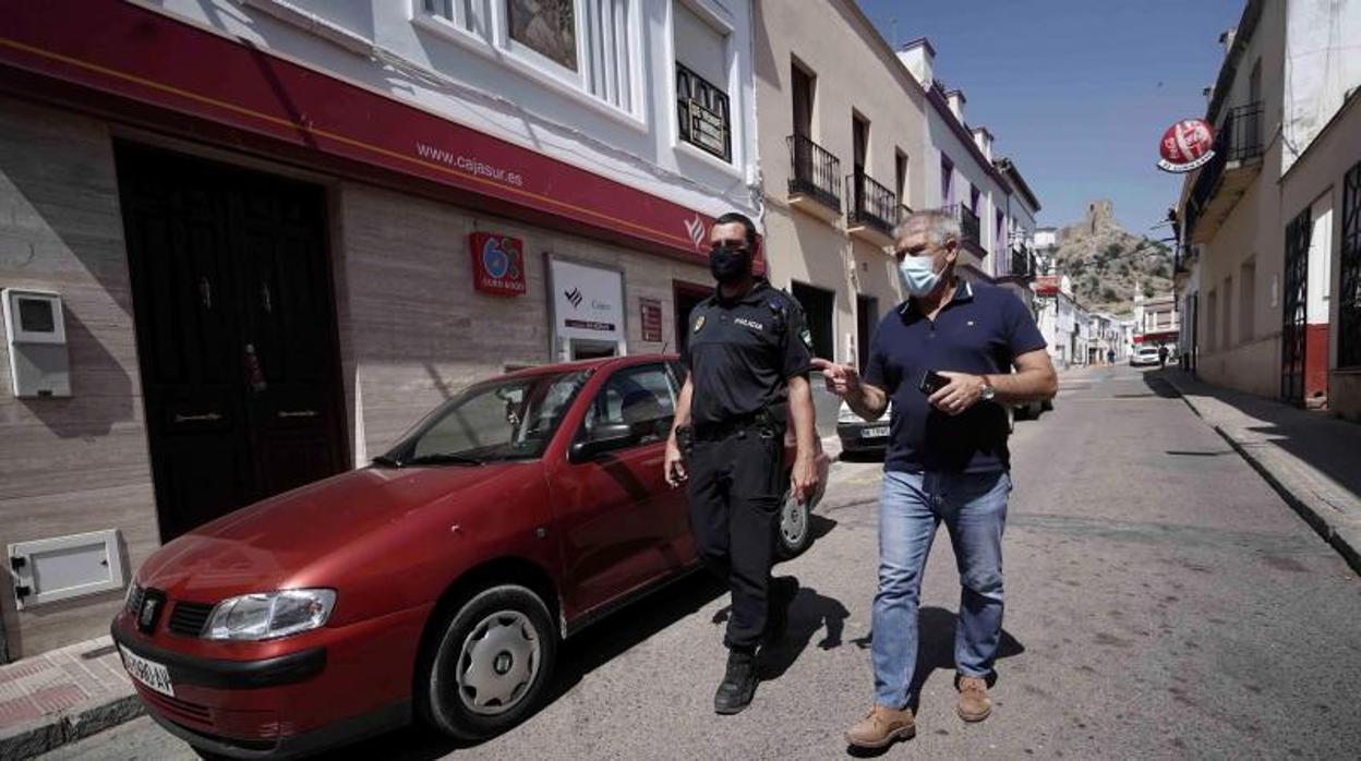 El alcalde, a la derecha, junto a un Policía Local, este pasado verano