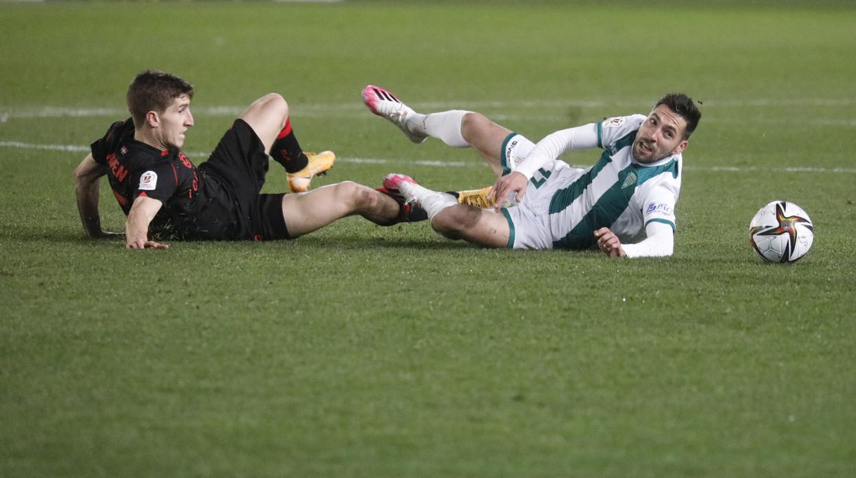 Carlos Valverde pelea con Aihen en el Córdoba CF - Real Sociedad