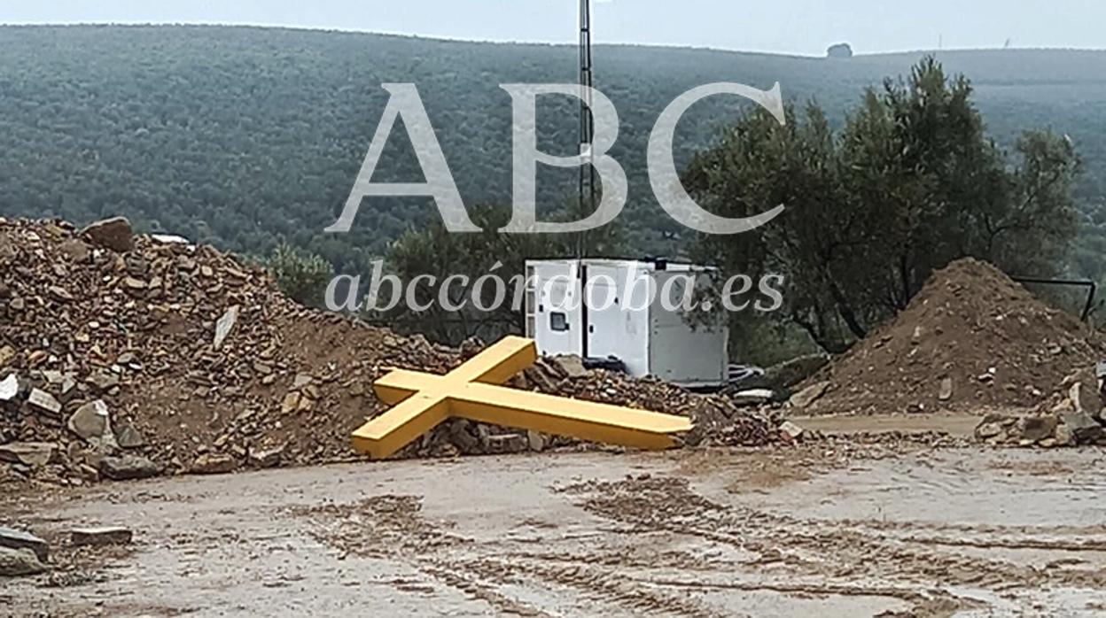 La Cruz, junto a un montó de escombros en un vertedero para residuos de construcción en Moriles