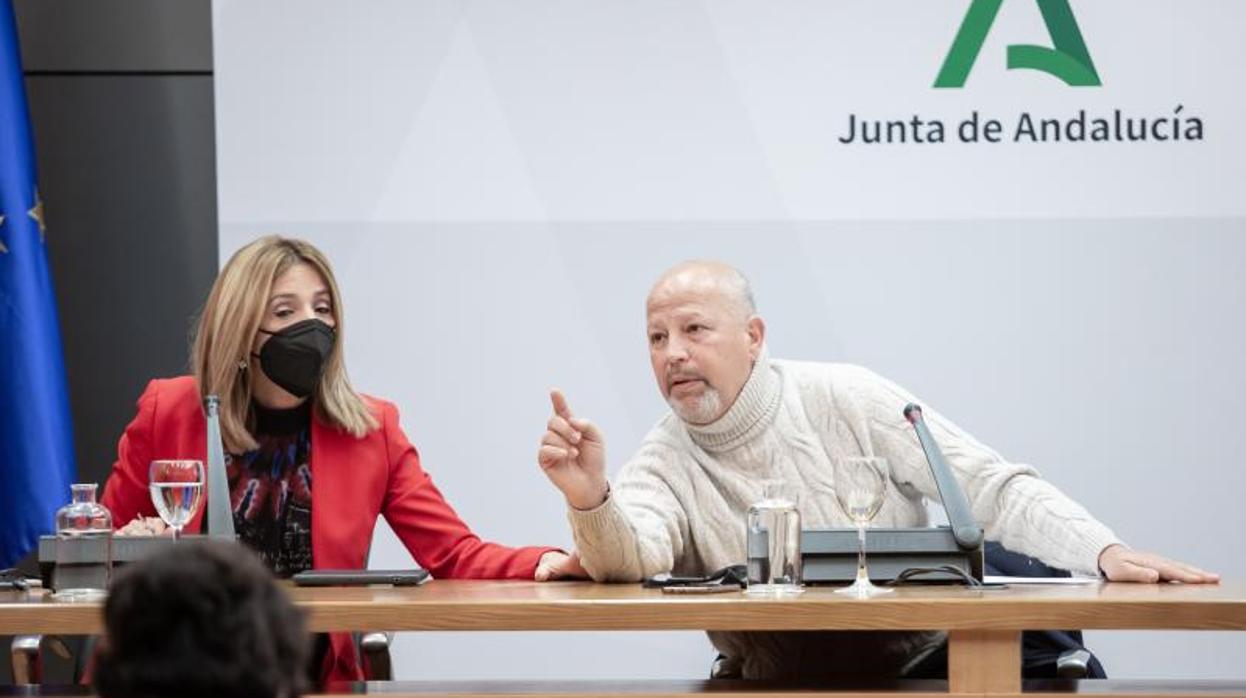 A la derecha, el consejero de Educación de la Junta de Andalucía, Javier Imbroda