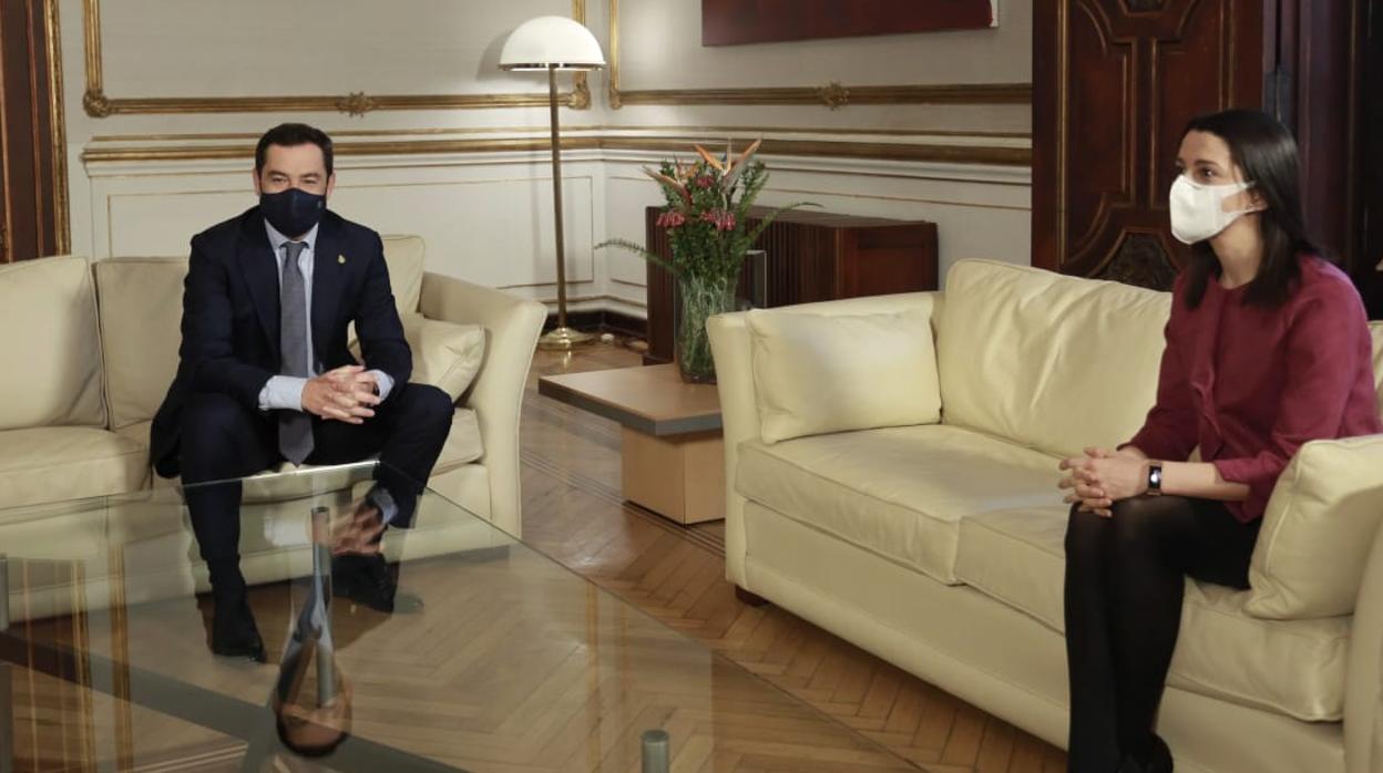 Inés Arrimadas, junto al presidente de Andalucía, Juanma Moreno, este miércoles en San Telmo