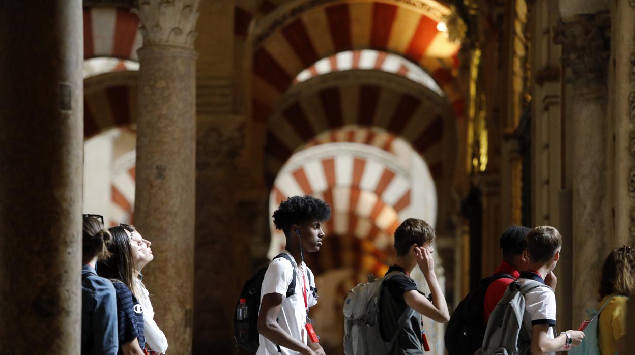 Estudiantes en el interior de la Mezquita-Catedral de Córdoba