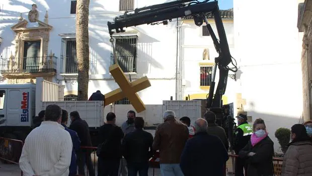 Cultura autorizó la retirada de la Cruz de Aguilar por causar daños a la iglesia y carecer de valor artístico