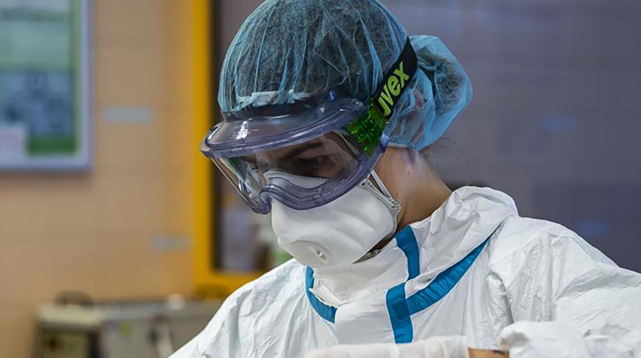 Una sanitaria preparando una vacuna