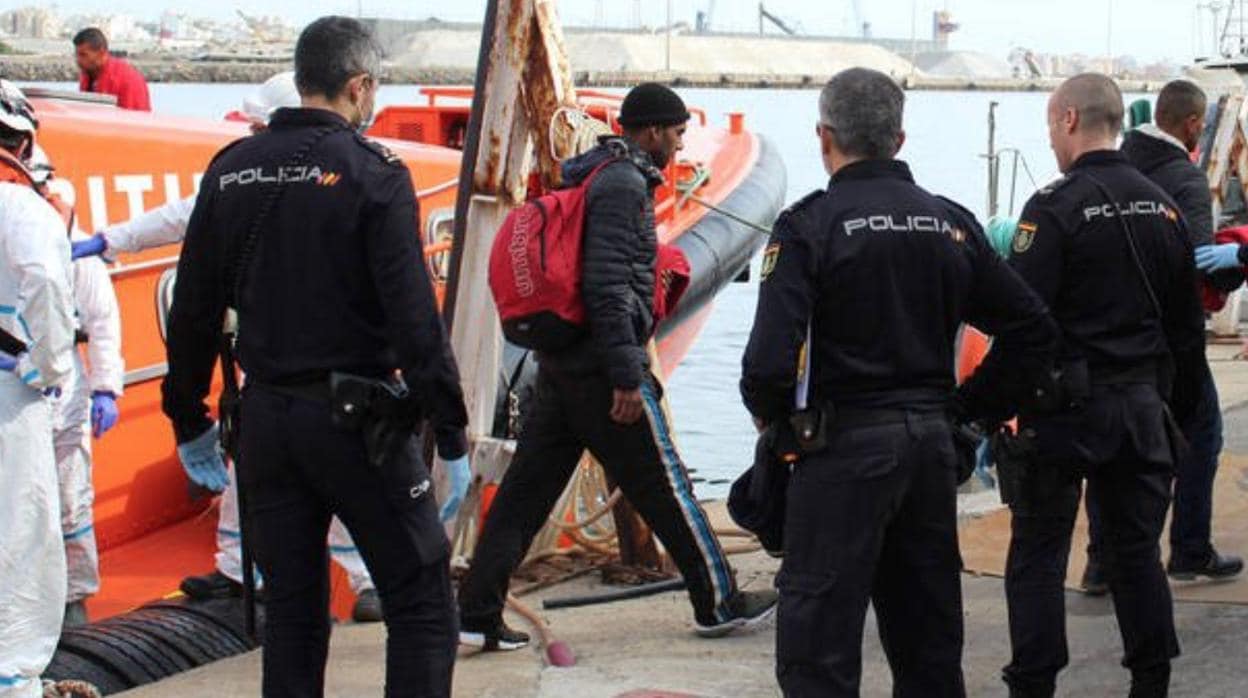 Un grupo de policías durante la recepción de inmigrantes en el Puerto de Almería.