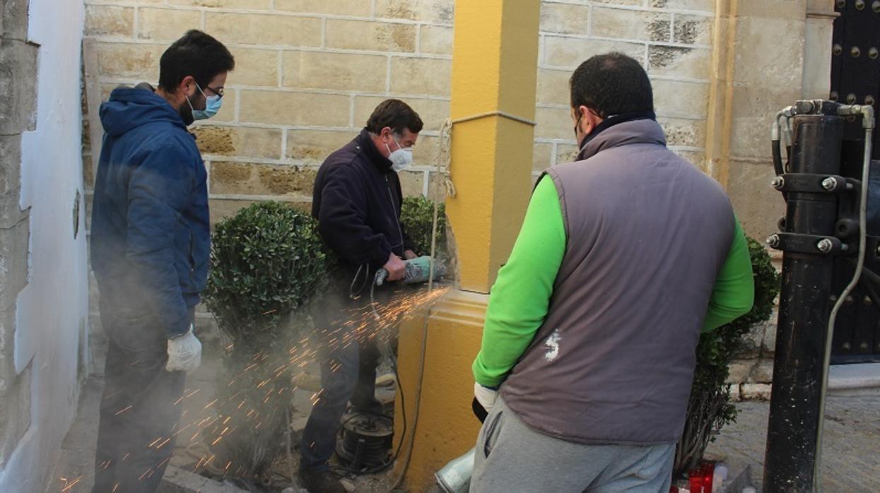 Un momento de los trabajos con los que se retiró la Cruz del Llano de las Descalzas