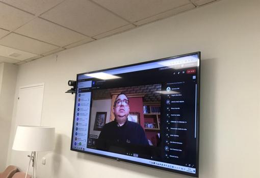 El paciente Juan Francisco Cobo durante su intervención a través de videoconferencia