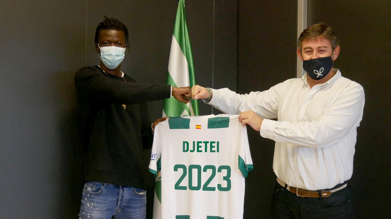 Djetei junto a Javier González Calvo tras firmar la renovación