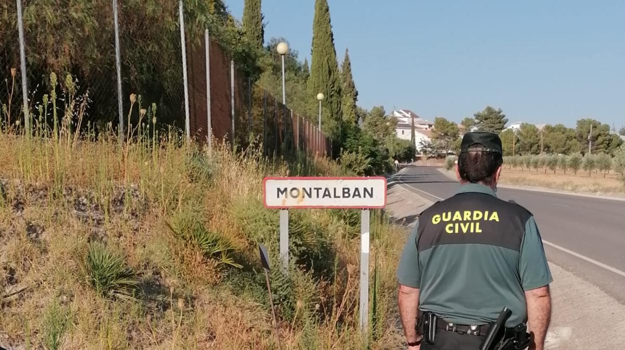 Un agente de la Guardia Civil en Montalbán